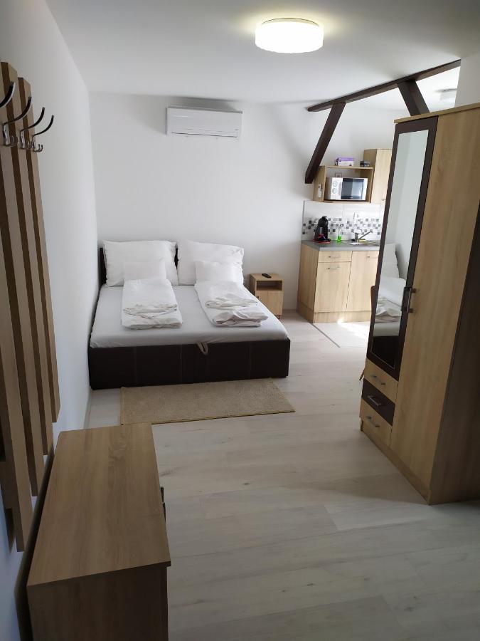 Апартаменты City Apartmanhaz Шарвар Экстерьер фото